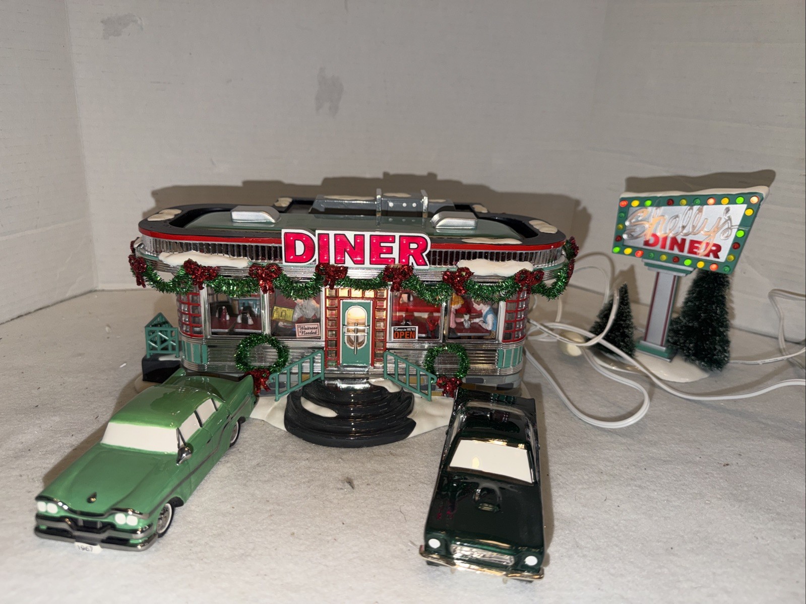 Dept 56 Snow Village “Shelly’s Diner” 55008 Retired 1999 With Sign Cars Included