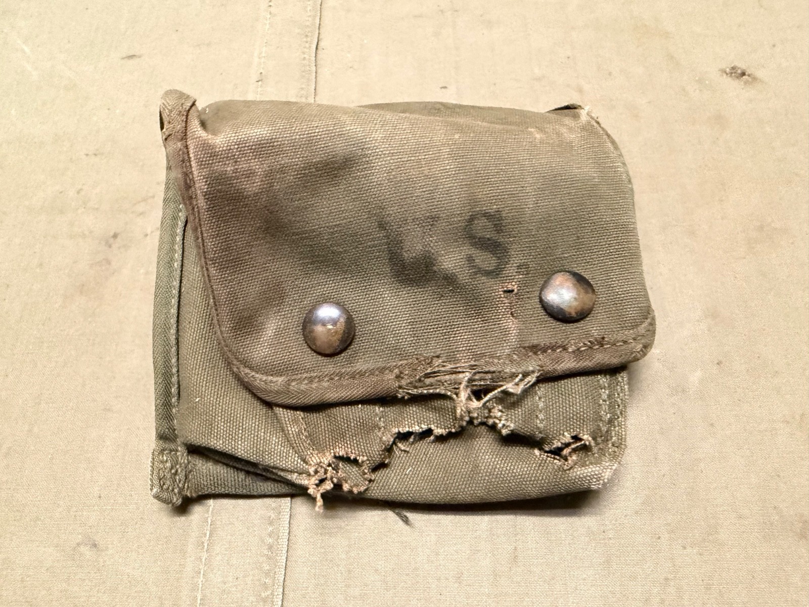 ORIGINAL WWII US ARMY M1944 JUNGLE FIRST AID KIT CARRY POUCH-1945, NEEDS REPAIR