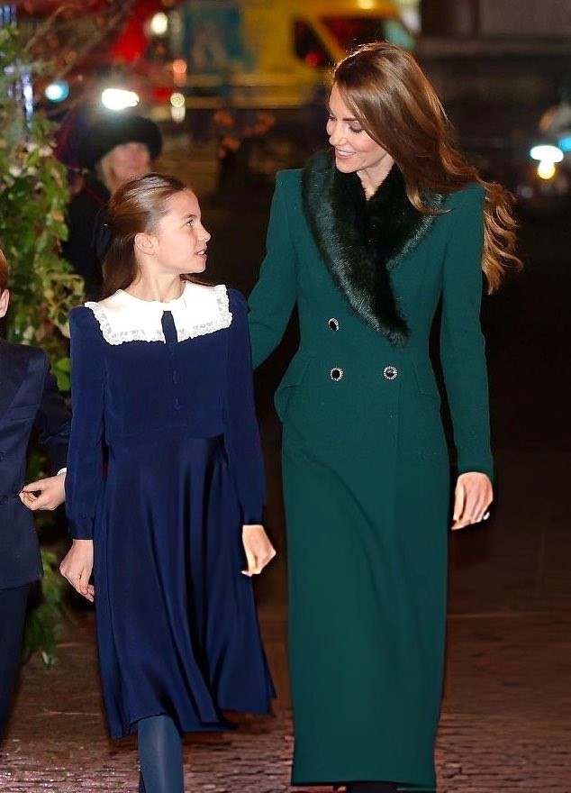 PRINCESS CATHERINE & CHARLOTTE 2025 X-MAS CAROLS PHOTO FRIDGE MAGNET 5
