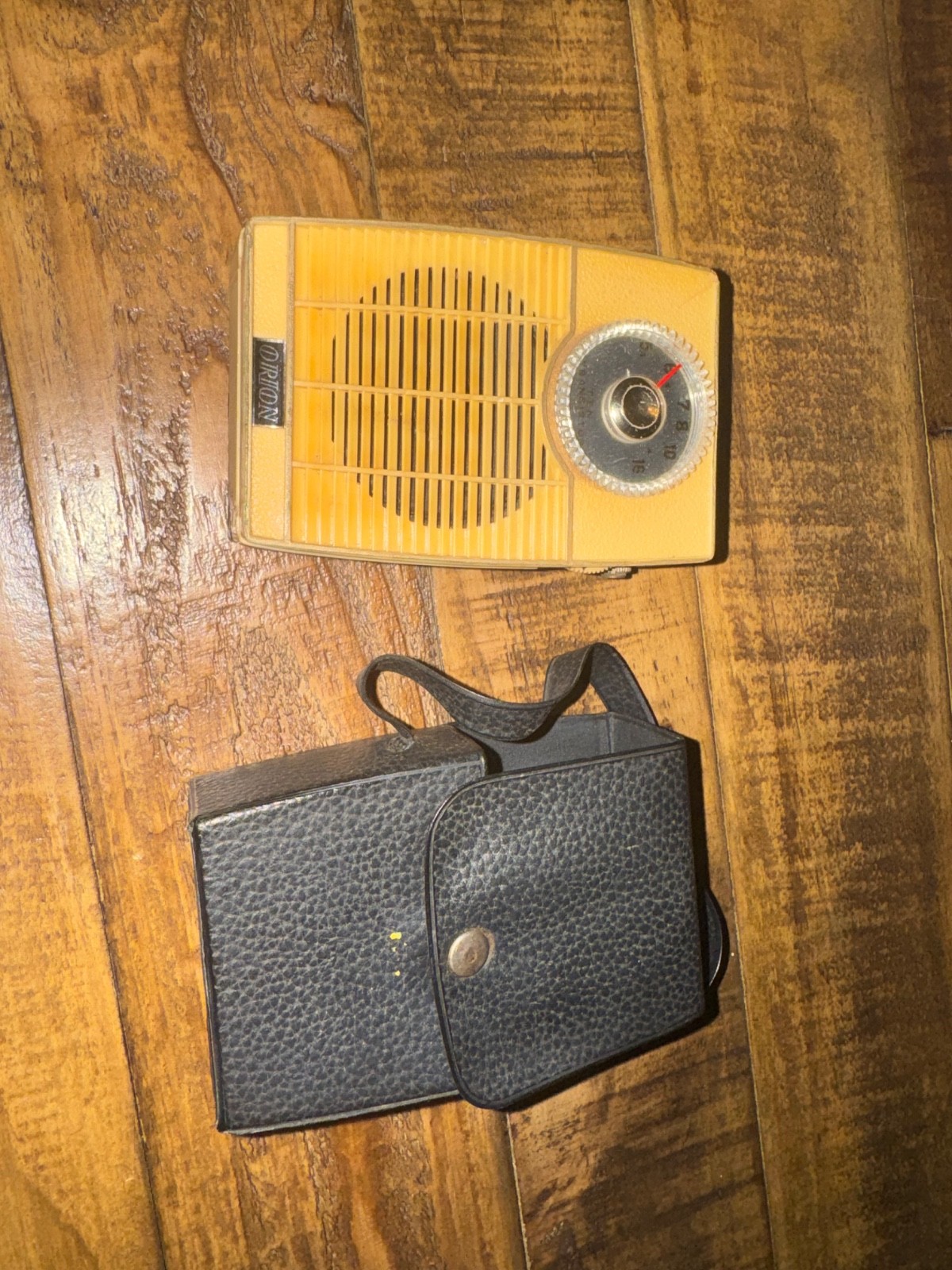 Both Vintage Transistor Radio Lot of 2 - 1959 Realtone Comet TR-1088 red