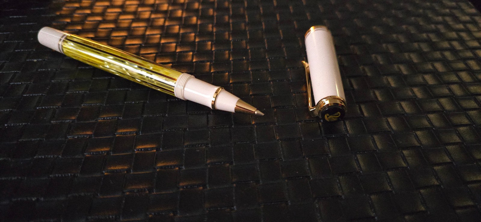 Pelikan Souveran R400 Tortoiseshell White Rollerball Gold