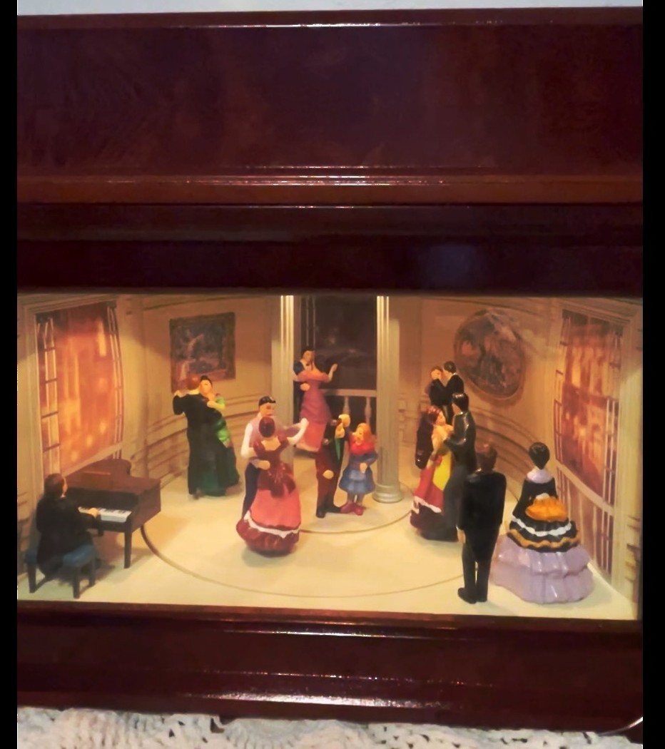 Mr Christmas Animated Holiday Symphonium Lighted Turning Ballroom Scene Vintage