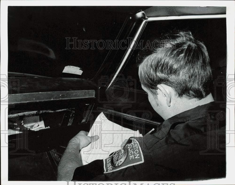 1971 Press Photo Patrolman Dan Sullivan makes entry on log sheet - lra63514