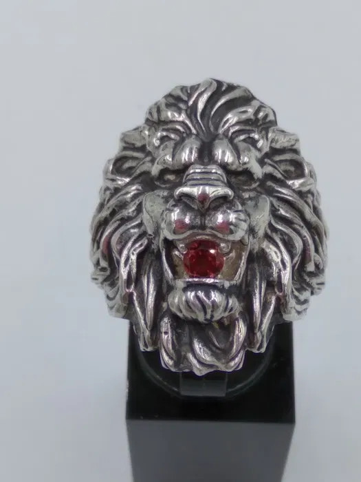 Vintage Officer Style Lion Head Ring Silver with Red Stone - 15.3g
