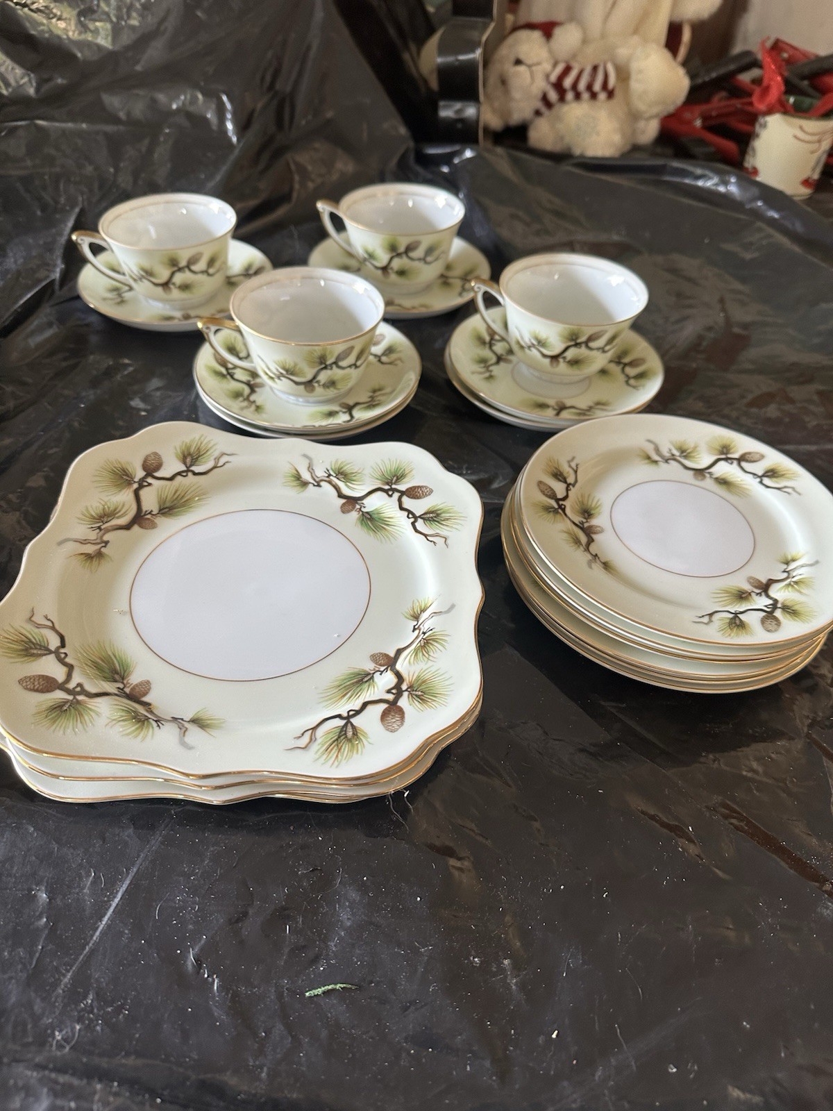 Vintage Narumi Shasta Pine Porcelain Pinecone Gold Gilt 30 Pieces