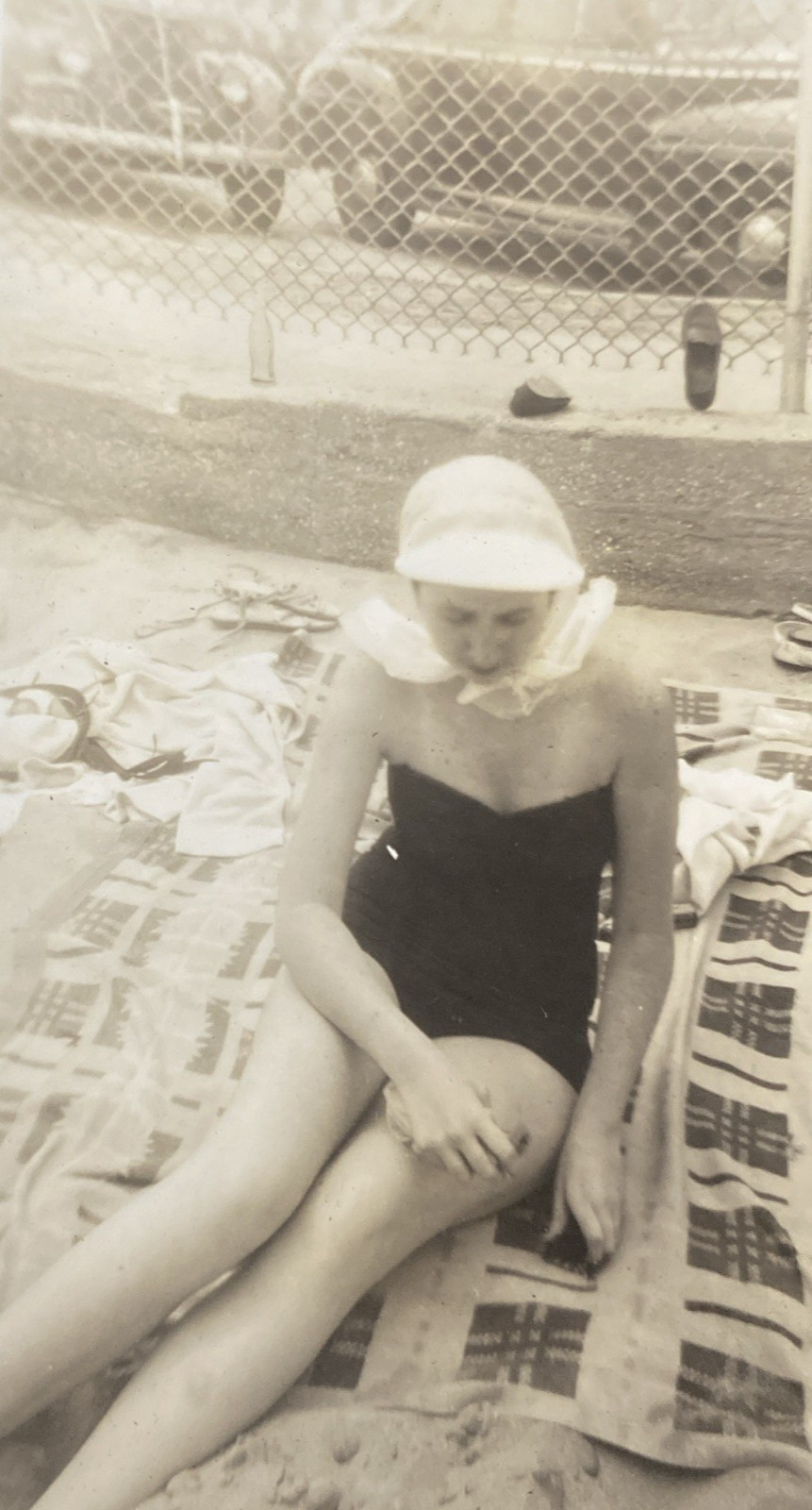 1951 Sexy Girl Swimsuit Leggy Avon Beach Avon-by-the-sea NJ Orig Photo P23n16