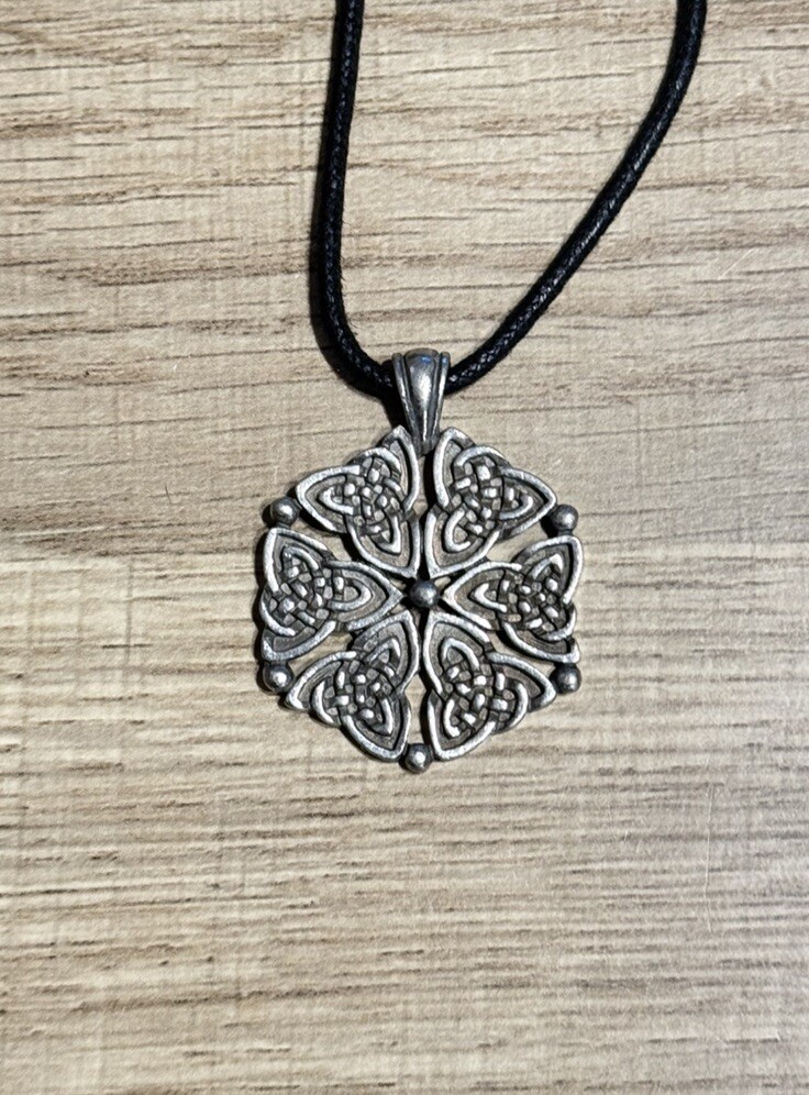 Celtic Triquetra Virtue Six Triquetras Make Up this Pendant Pagan Wiccan