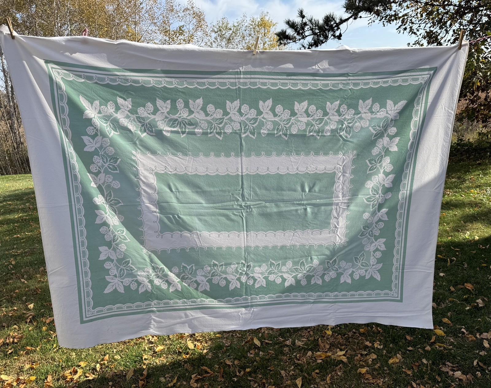 Vintage 1940S 50S 60S Tablecloth White Green Strawberry Floral approx. 60x79” 🤩