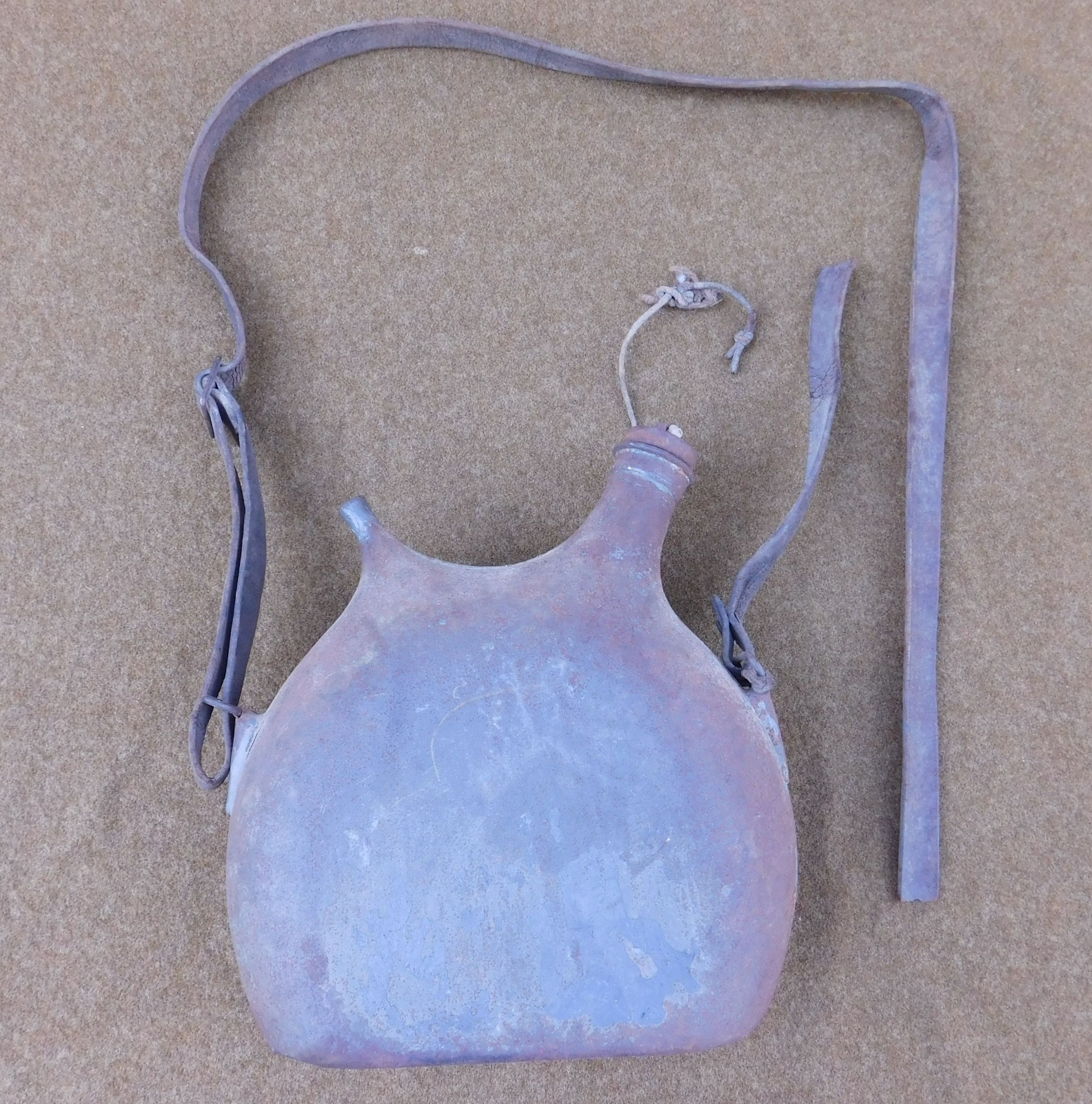 ORIGINAL WWI FRENCH ARMY M1877 CANTEEN WITH CORK & BROKEN SHOULDER SLING