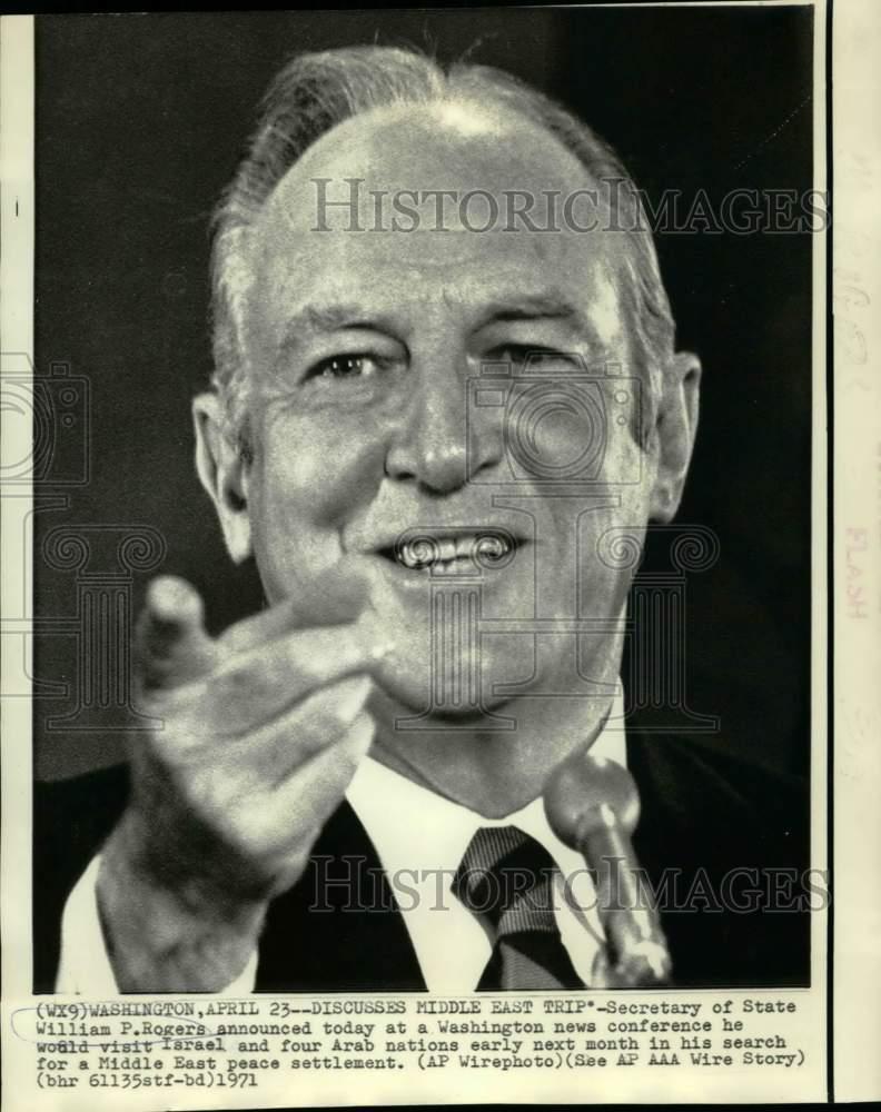1971 Press Photo Secretary of State William Rogers on Middle East Trip to Press
