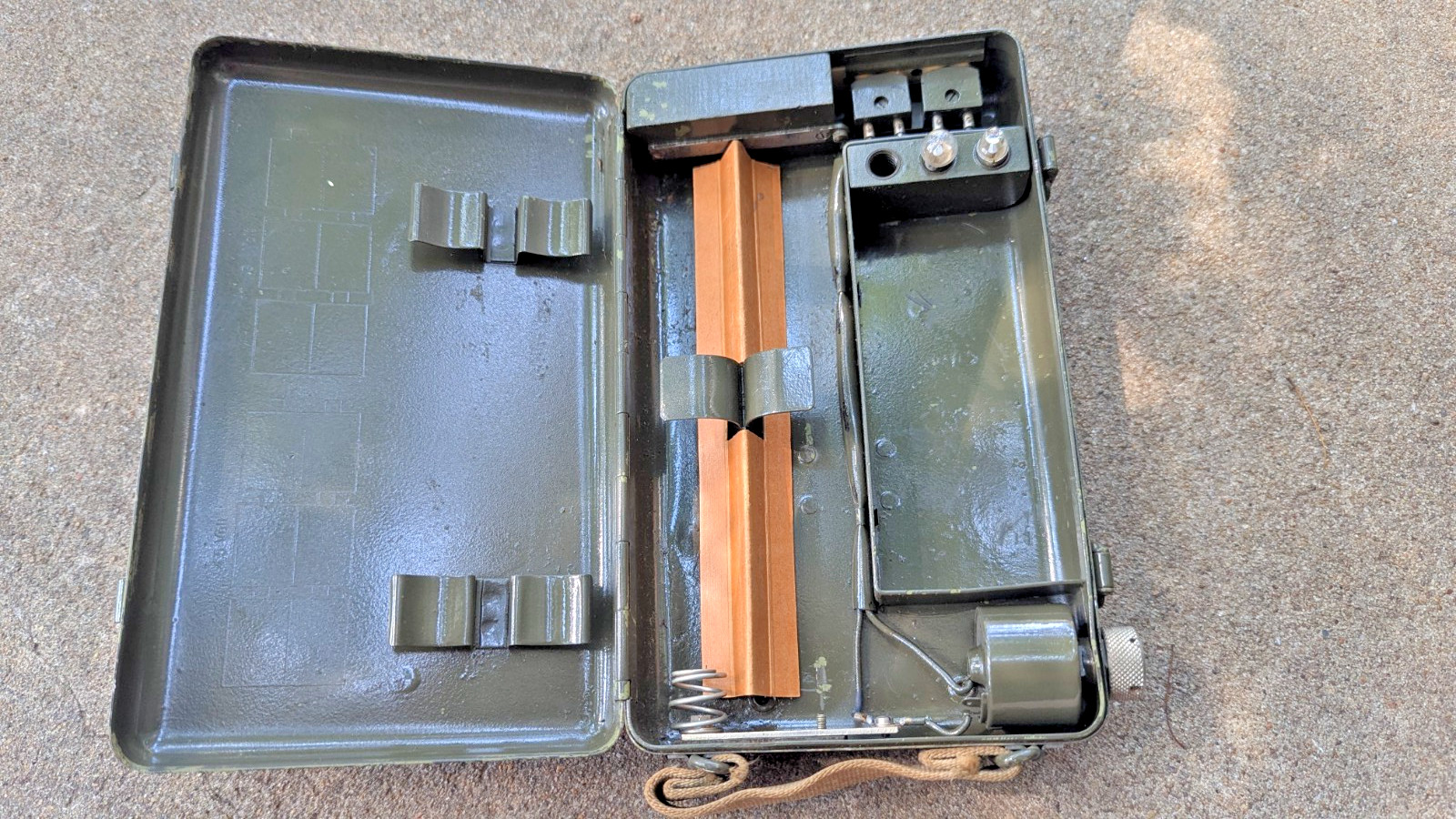WILD HEERBRUGG Vietnam War Battery Box Bulbs Batteries Night Operations Vintage