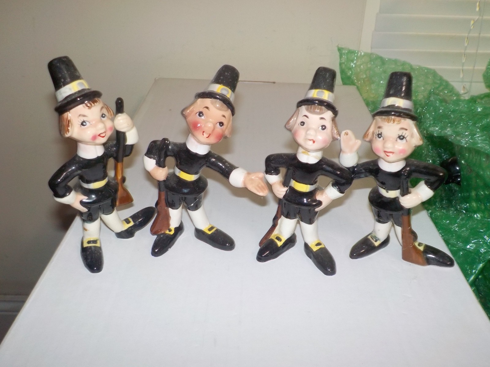 4 Vintage 1955 Kreiss Ceramic Thanksgiving Pilgrims Figurines in 1700's Outfits