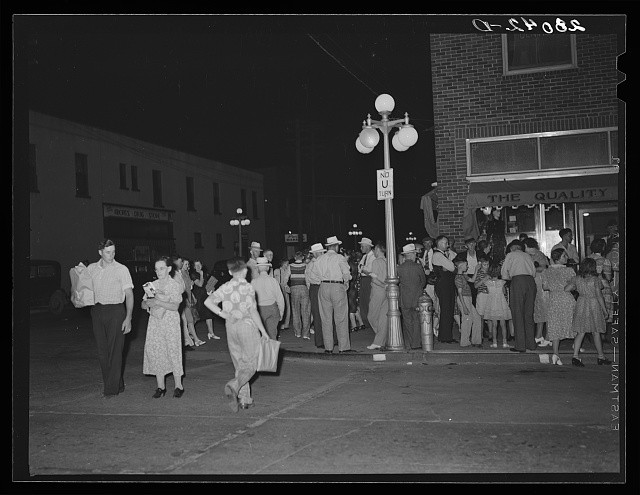 Photo:Iowa Falls Iowa 1939 Main Street Saturday Night Crowd