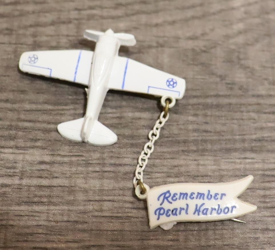 VINTAGE WWII USAAF REMEMBER PEARL HARBOR PLASTIC CHAIN WAR PLANE SWEETHEART PIN