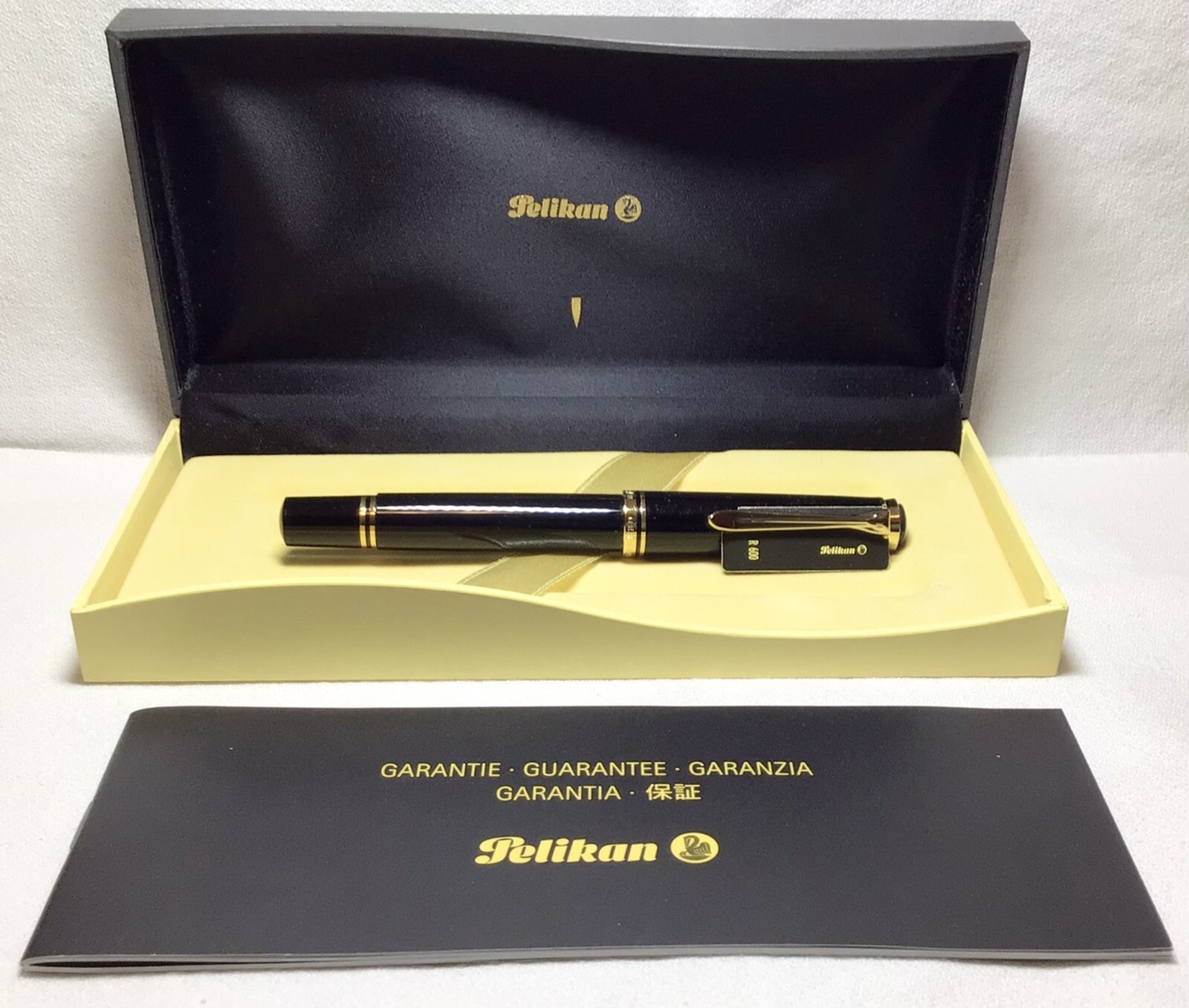 Pelikan Souveran R600 Roller Ball Black Gold Trim New In Box Product