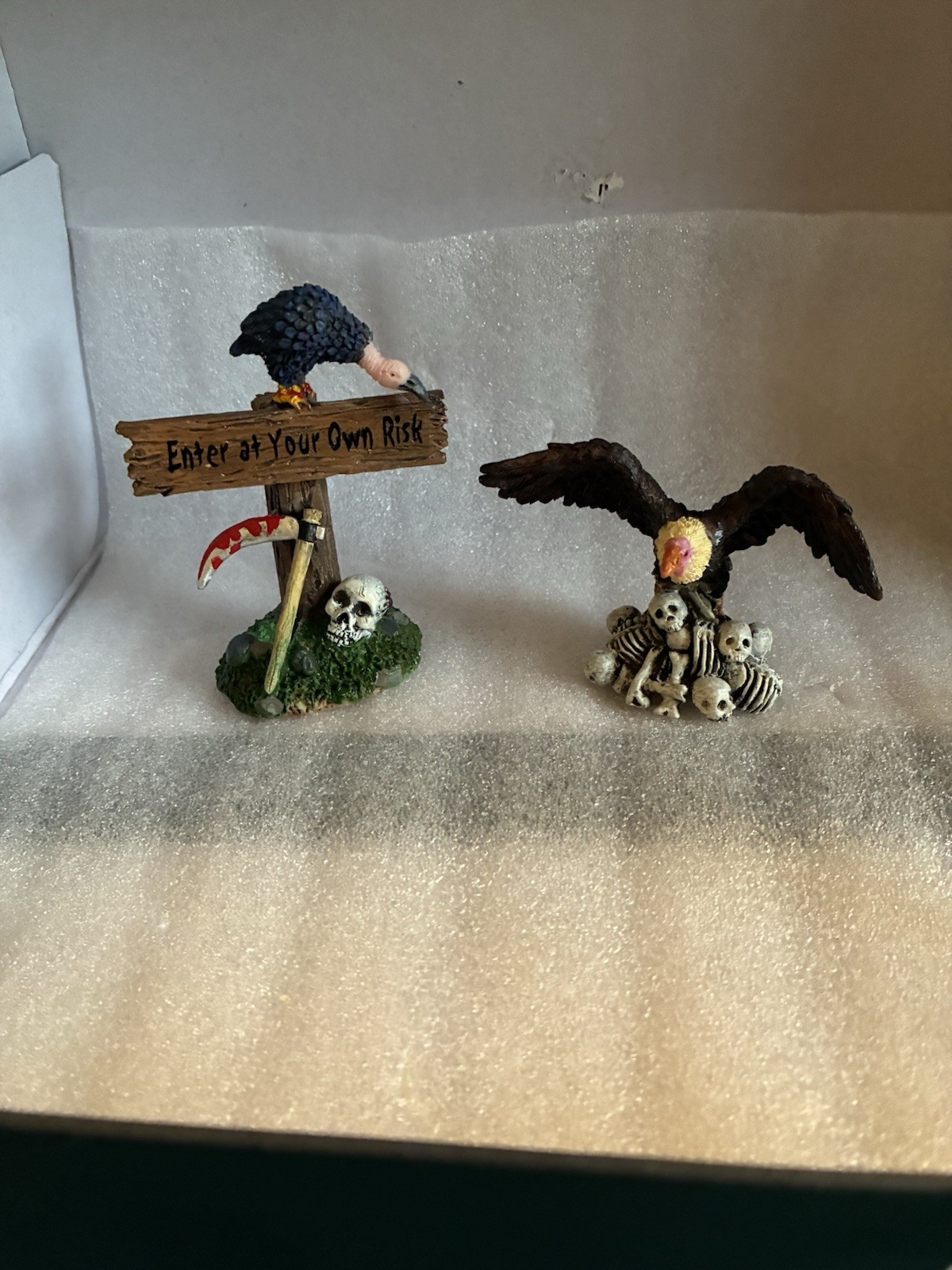 Lemax  Spooky Town Vulture On Skulls & Enter At Your Own Risk Sign Retired EUC