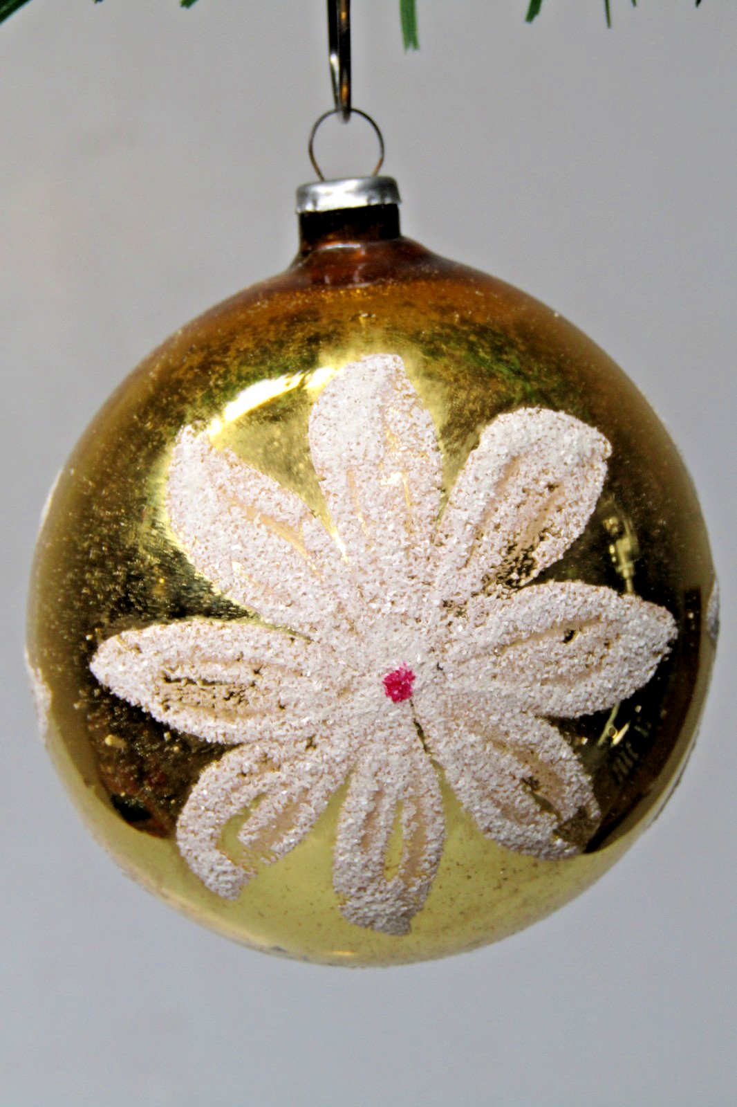 RARE Vintage Glass Mica Pictured WHITE FLOWER BALL Christmas Ornament Japan