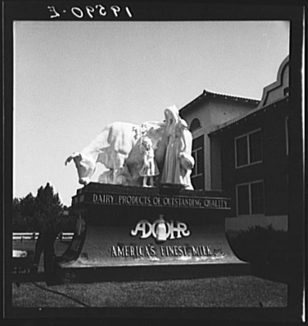 Photo:U.S. Highway 99 California 1930s Adohr Dairy Cow Statue Building