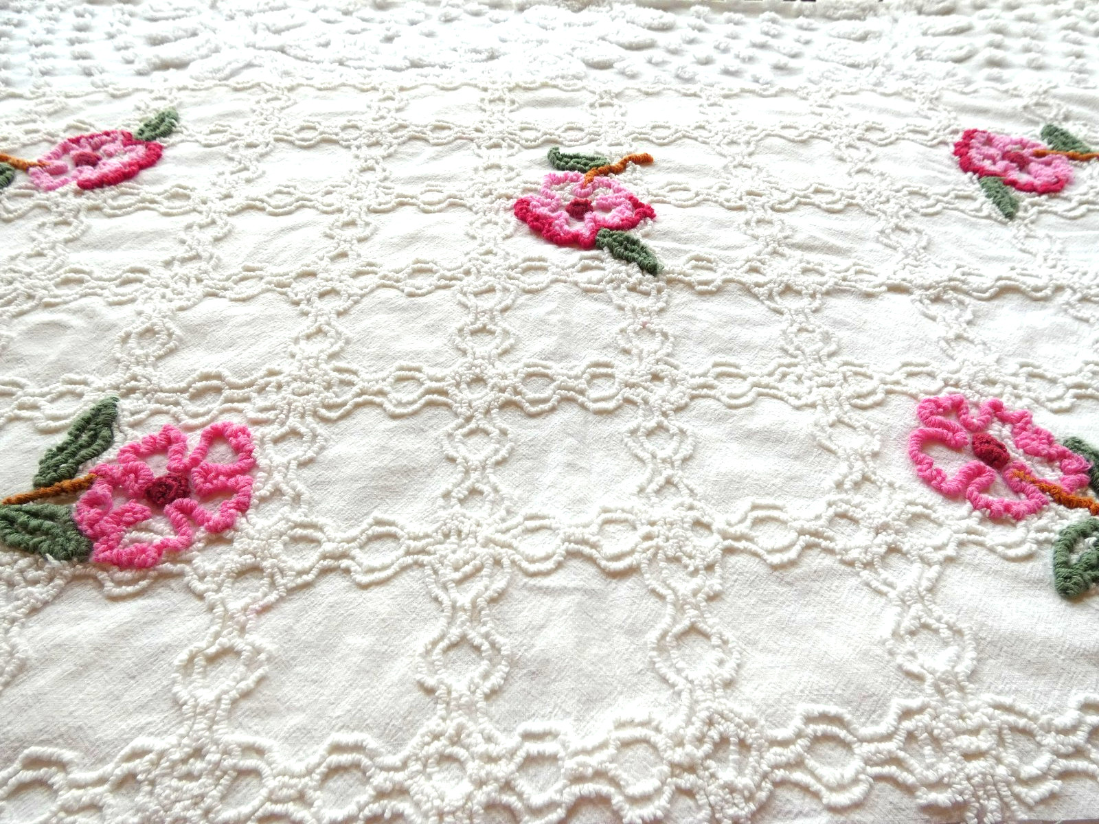 VTG CABIN CRAFTS NEDDLETUFT CHENILLE BEDSPREAD FABRIC 38X20 Inches NOS