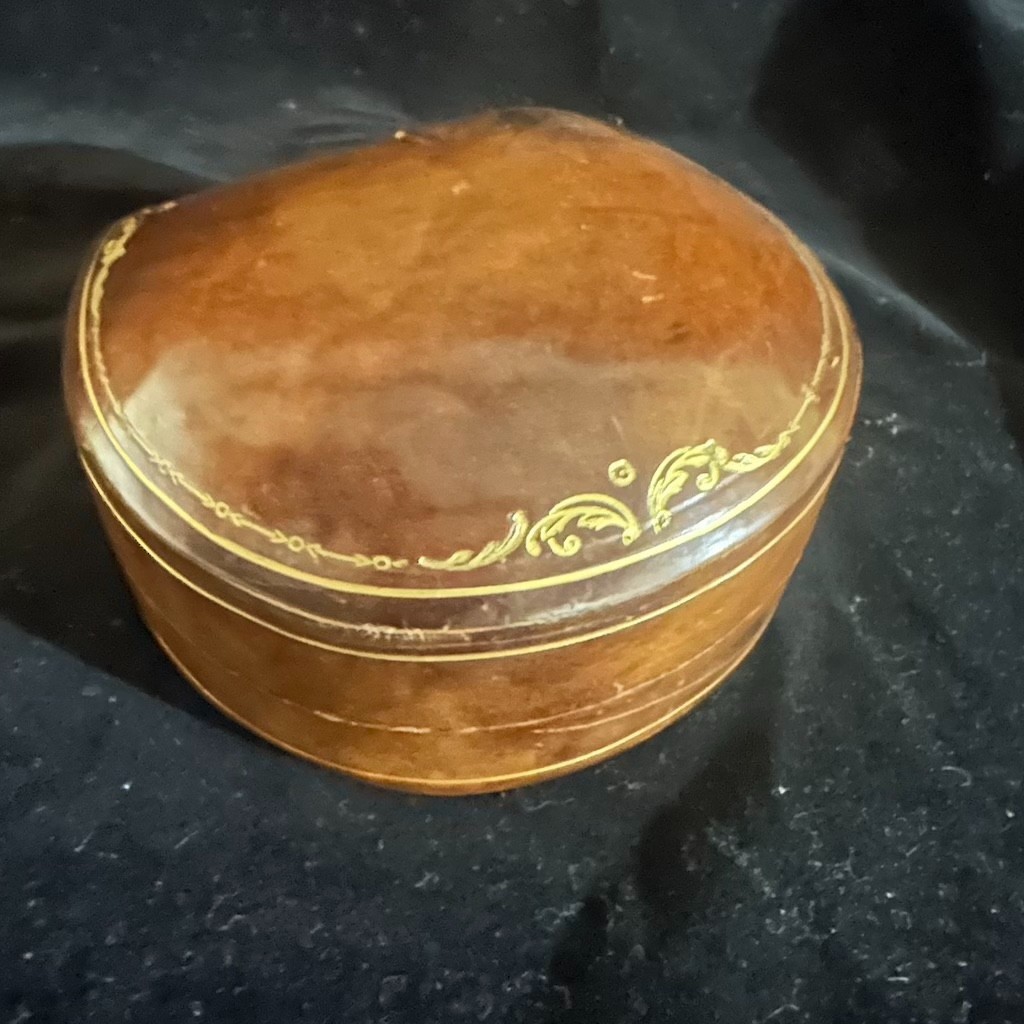 Vtg ITALIAN GENUINE LEATHER Clam Shell Box ANTIQUE Velvet ITALY Watch/Jewelry