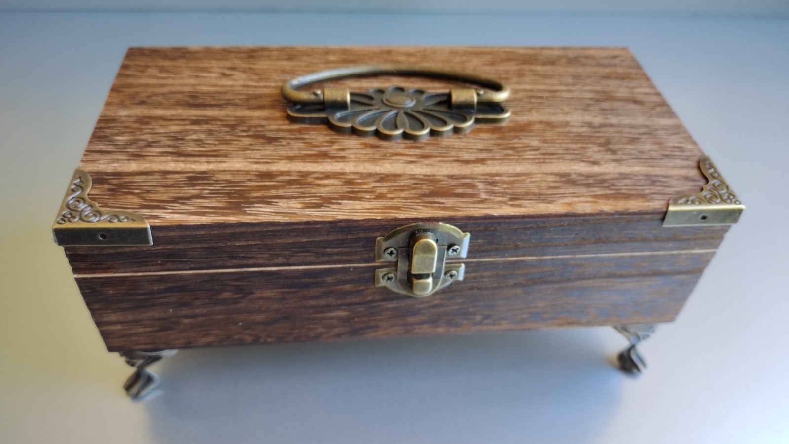 Vintage‑Style Wooden Footed Keepsake Trinket Box, 4\
