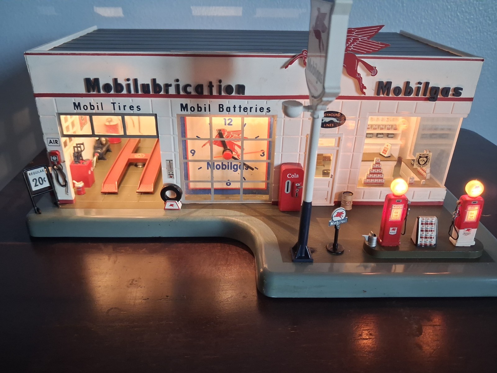 DANBURY MINT 1950\'S MOBIL GAS LIGHTED GARAGE SERVICE STATION W/CLOCK 