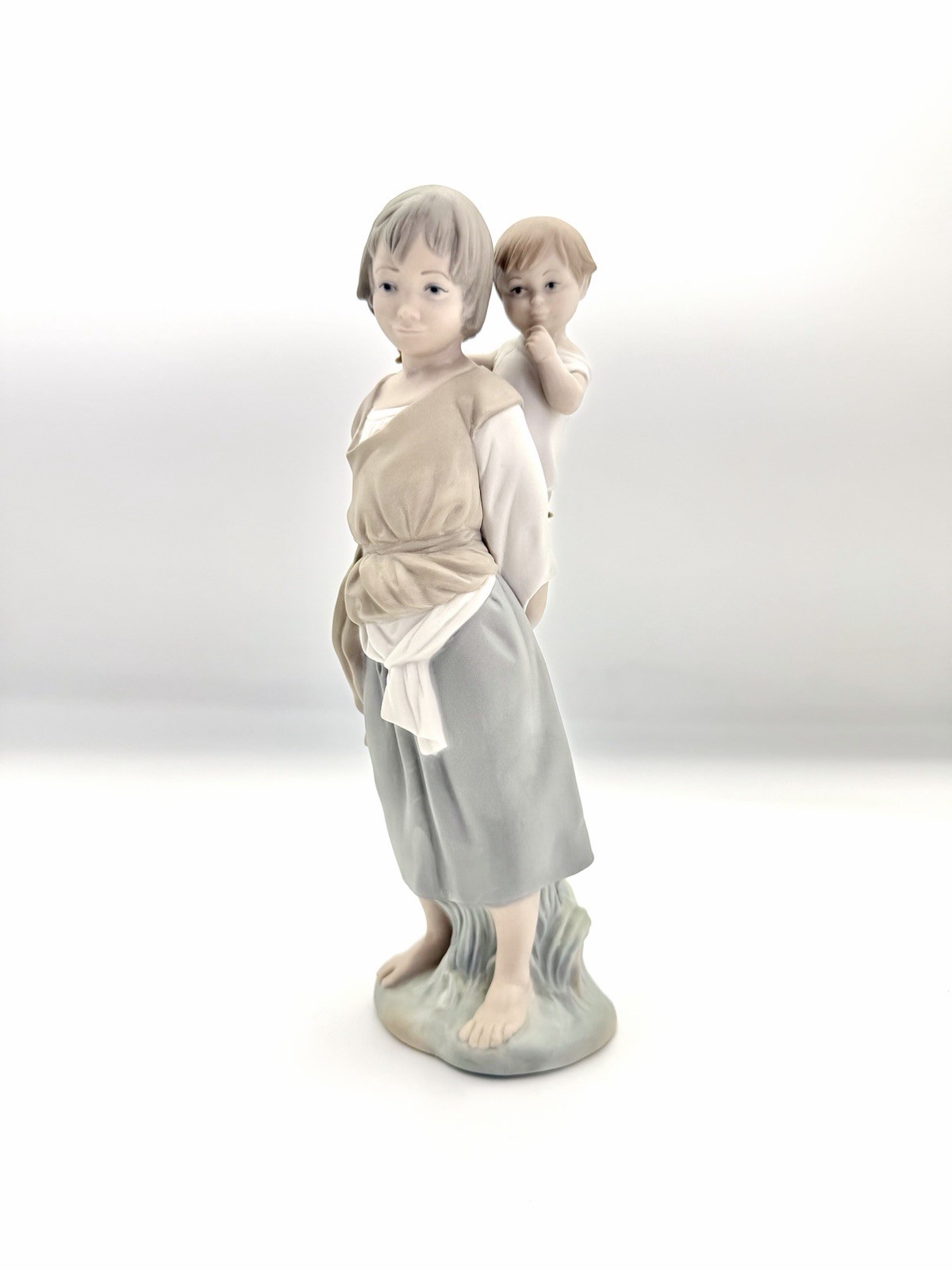 Lladro Brothers & Sisters #4800 - Matte Gypsy w/ Brother, 1972
