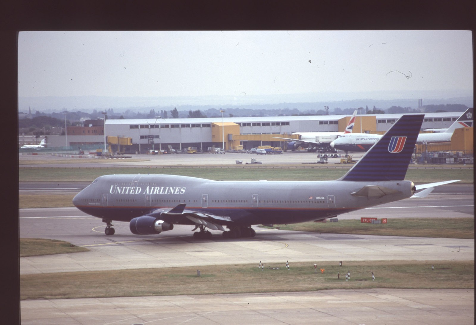 Orig 35mm airline slide United Airlines 747-422 N187UA