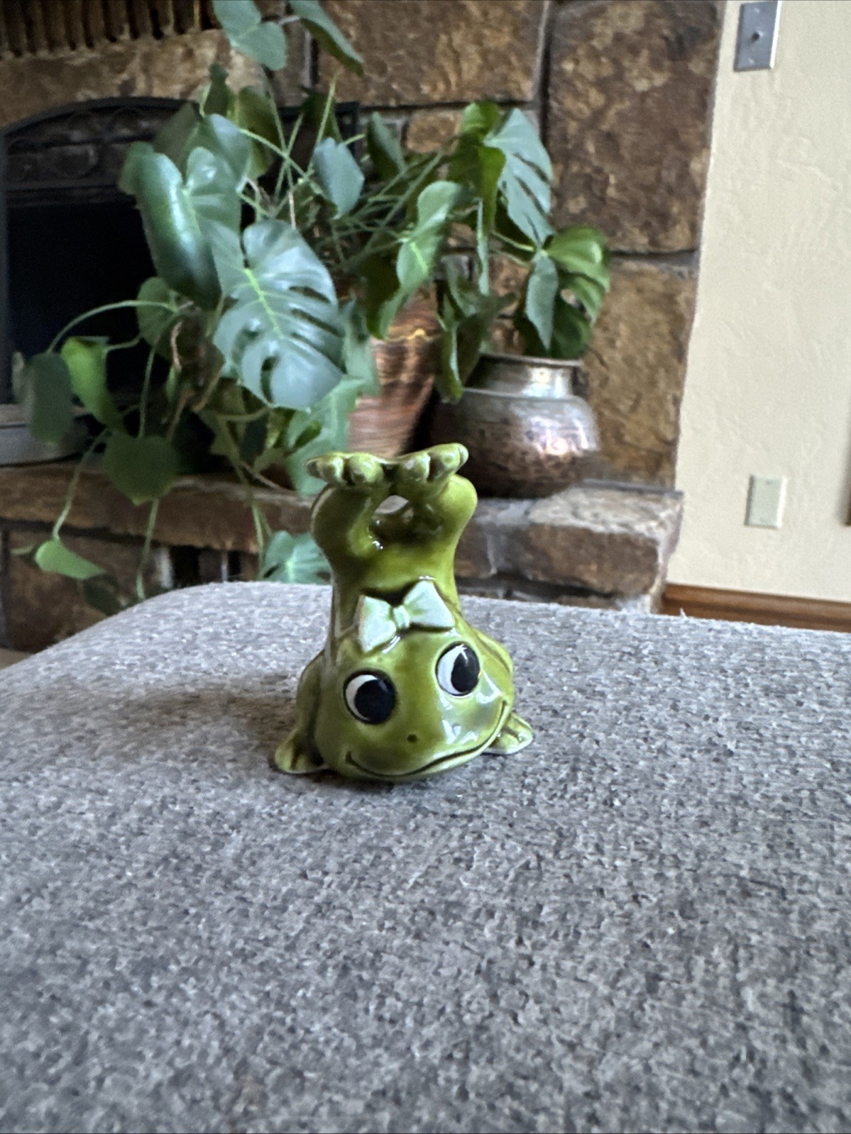 Rare Vintage Neil the Frog Figurine Handstand w/ Bow 2” Perfect
