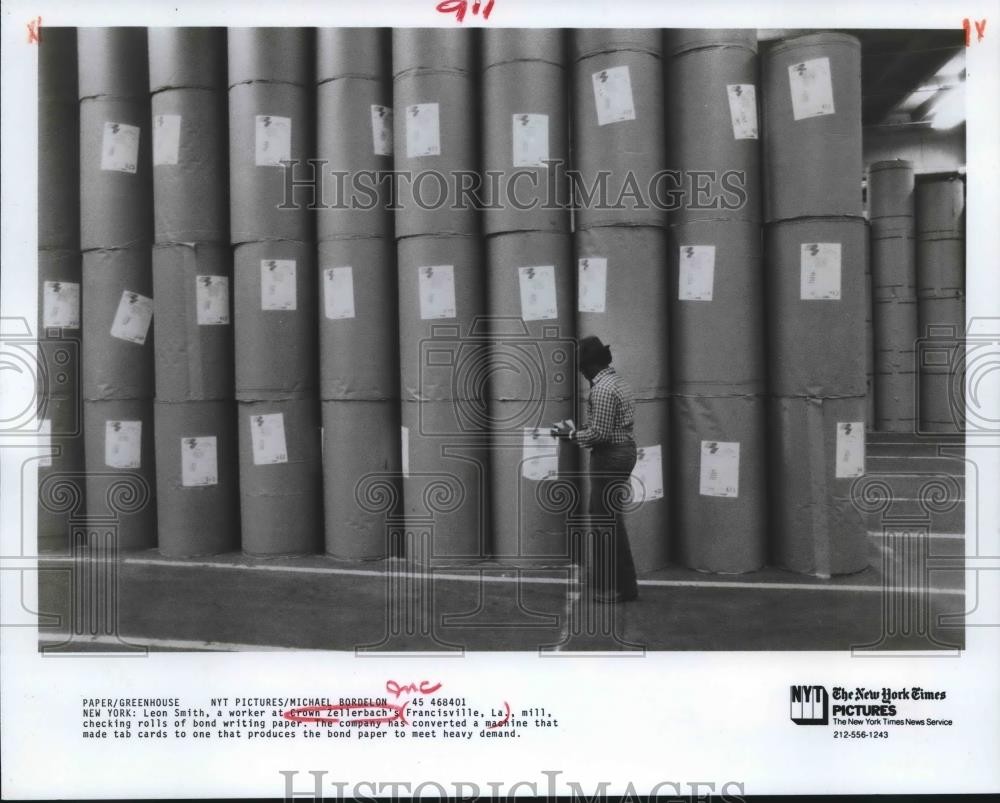 1984 Press Photo Worker Leon Smith of Crown Zellerbach's Inc. checks paper rolls