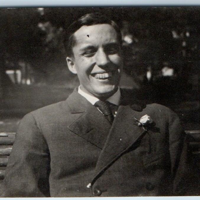 c1910s Smiling Man Boutonniere Lapel Mini 2-7/8