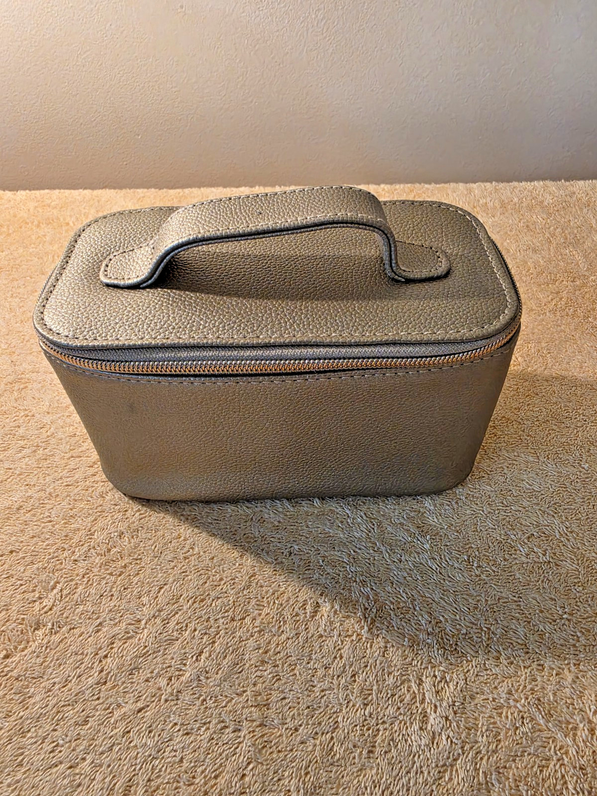 NEW, LATEST - Emirates First Class Women\'s Amenity Kit BVLGARI Le Gemme *SAHARE*
