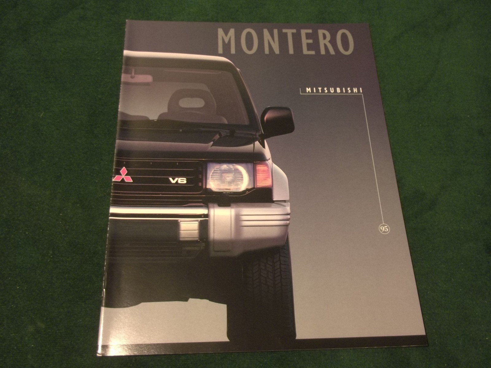 MINT 1995 MITSUBISHI MONTERO ORIGINAL SALES BROCHURE RARE 9 X 11   (BOX 613)
