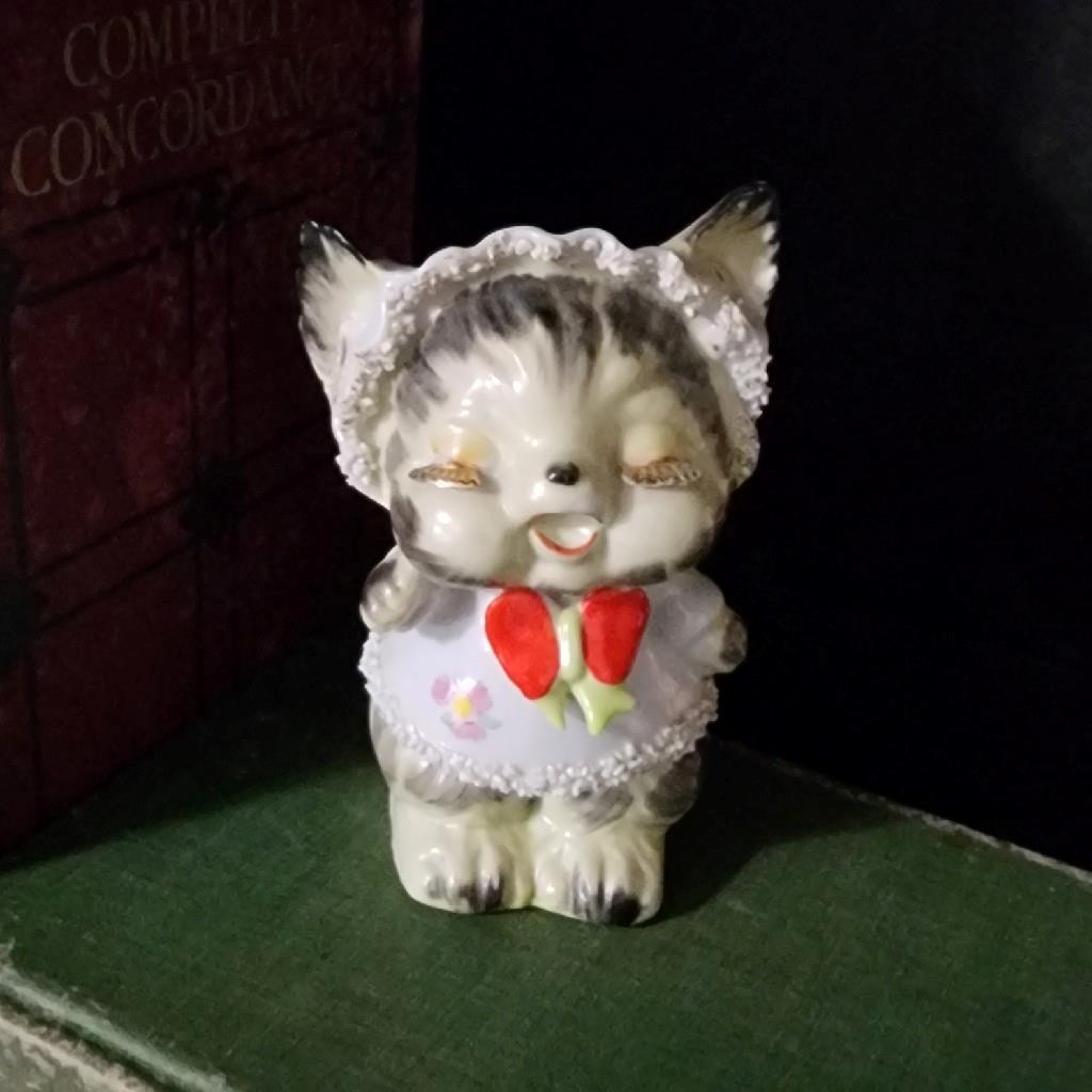 Adorable vintage kitty cat figurine kitten vase spaghetti trim gold eyelashes