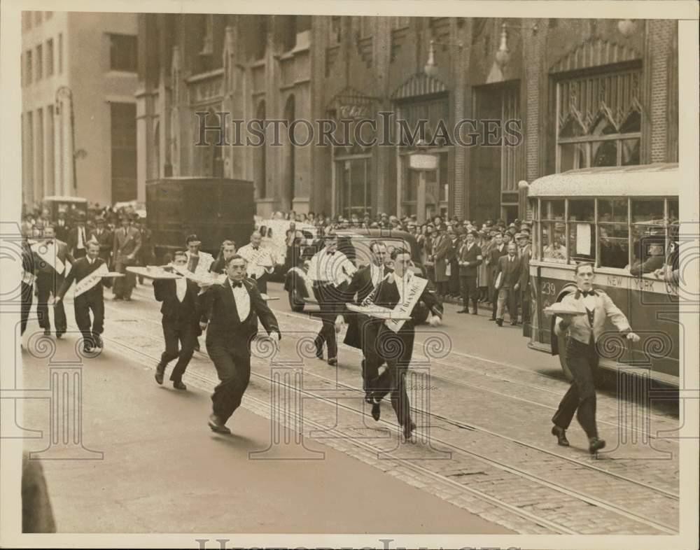 1937 Press Photo Waiters compete in a race on Lexington Avenue - nei00716