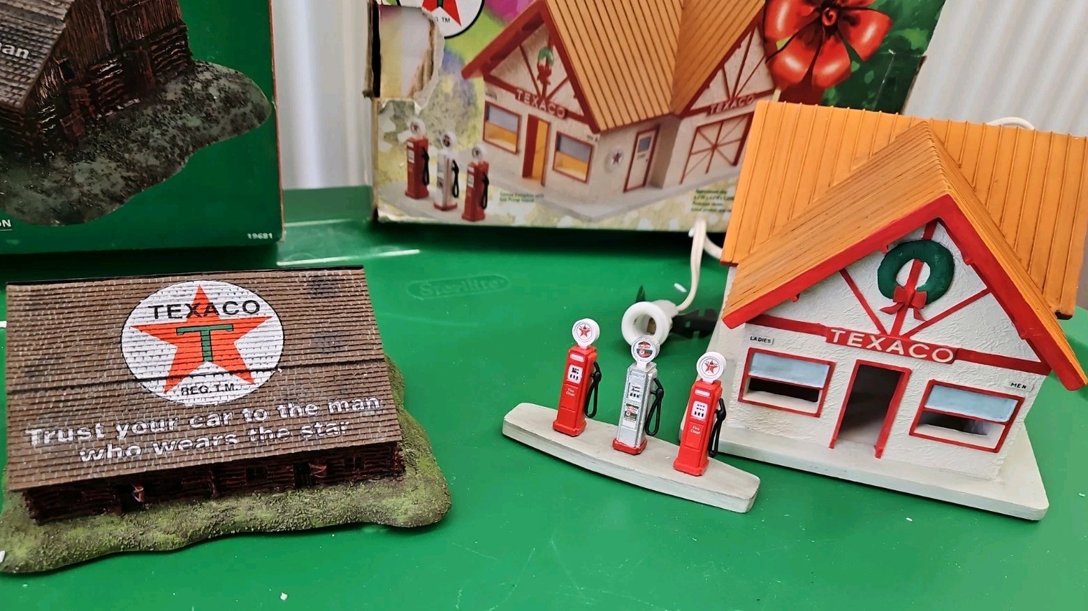  Texaco Town Filling Gas Station 1998 Limited Edition Western Barn 1999 Pre-own