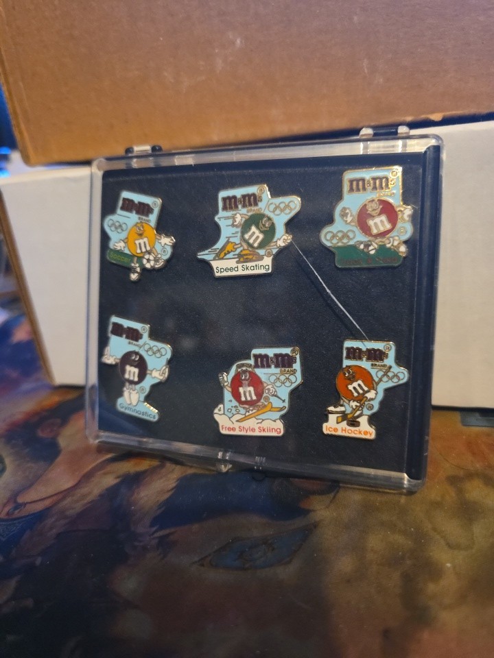 M&M'S OLYMPIC PIN SET (SET OF 6)