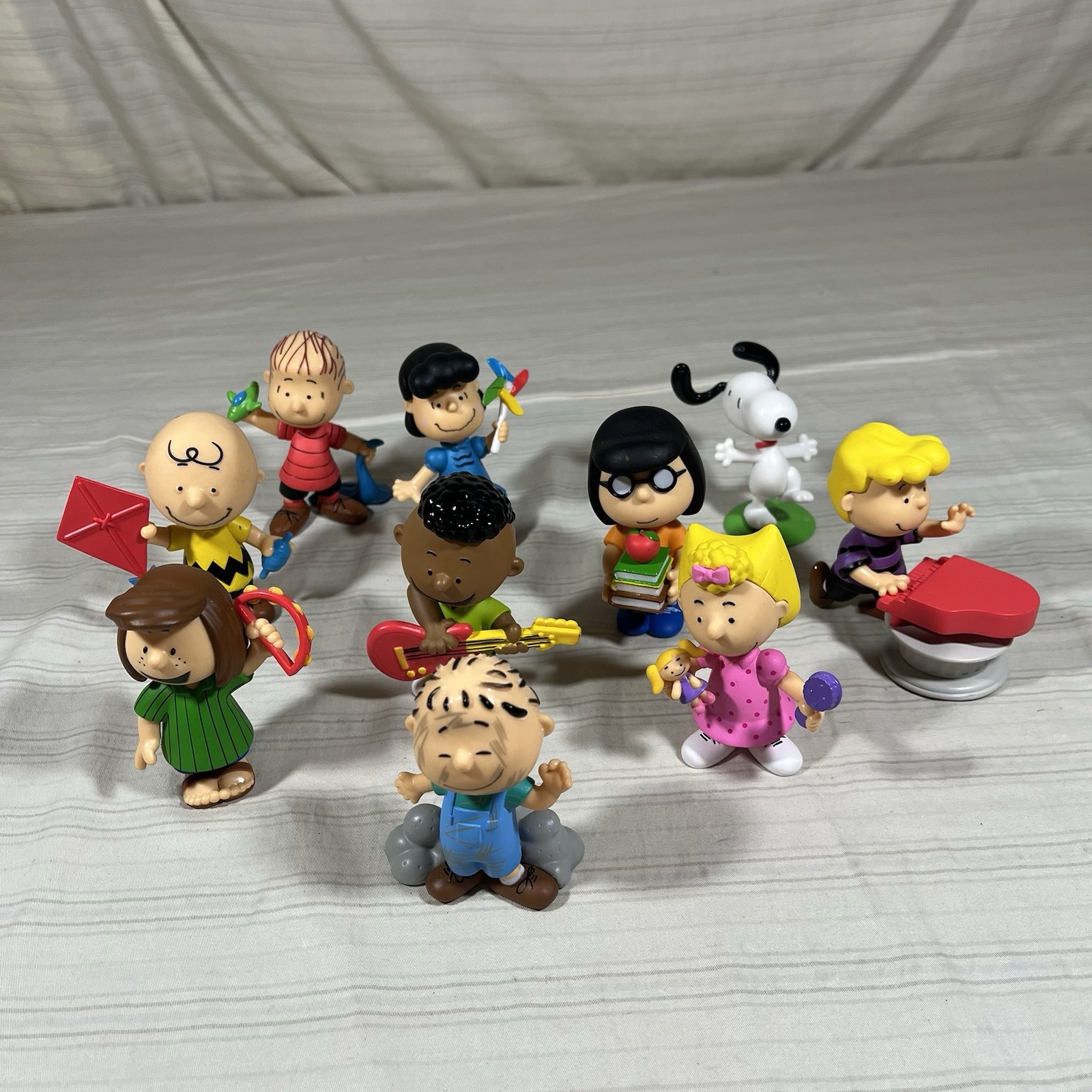 Just Play Peanuts Collector's Figure Set with 10 Peanuts Gang Figures 