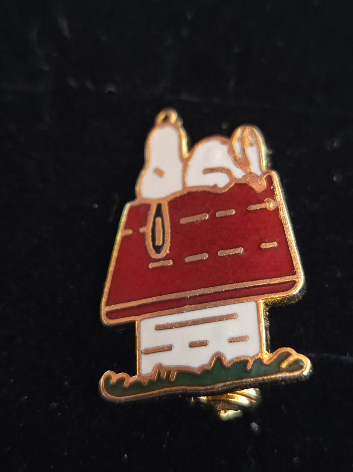 Vintage Peanuts Snoopy Doghouse Lapel Pin