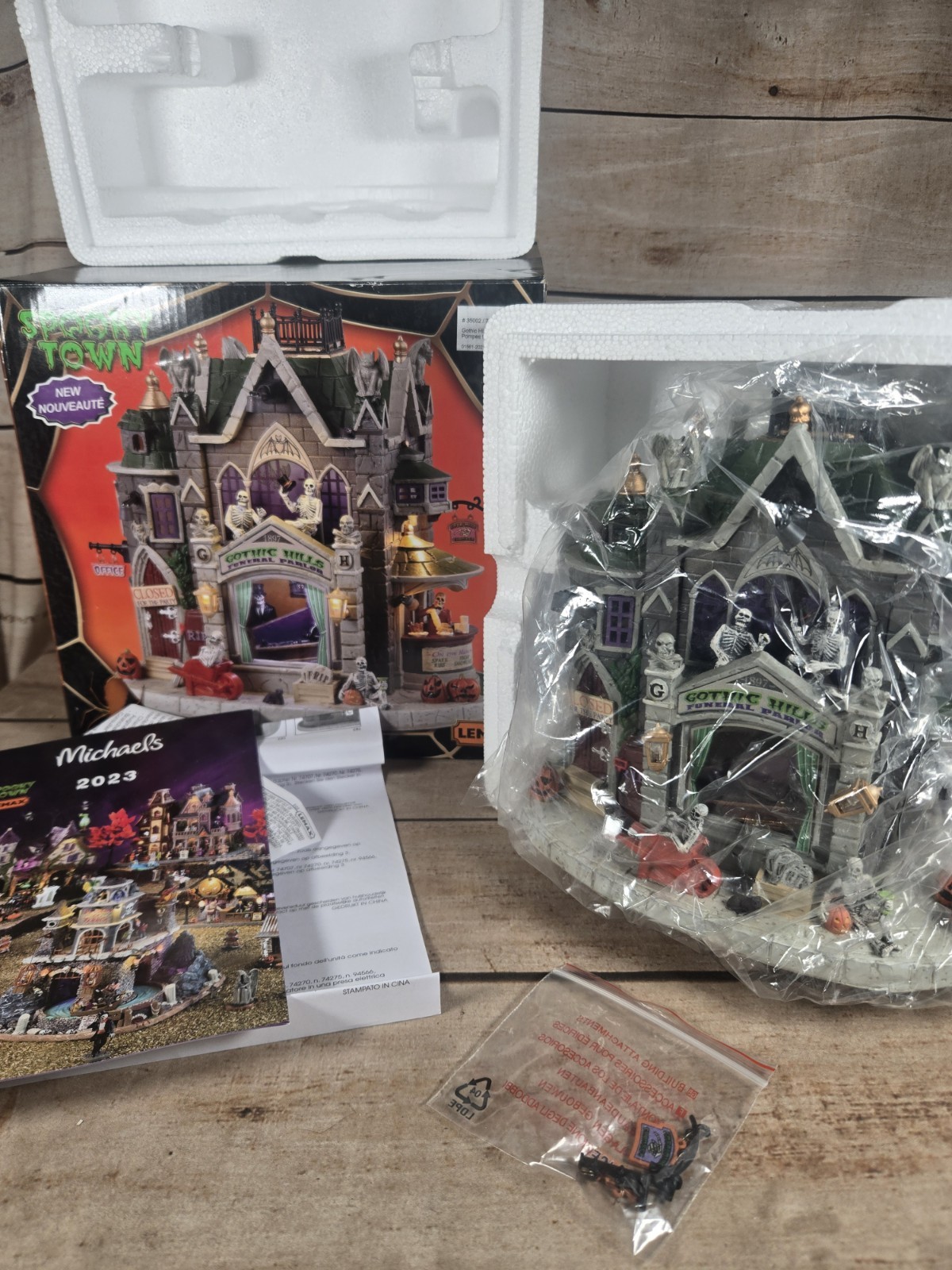 Lemax Spooky Town 2023 GOTHIC HILLS FUNERAL PARLOR #35002 NRFB Lit Village Bldg*