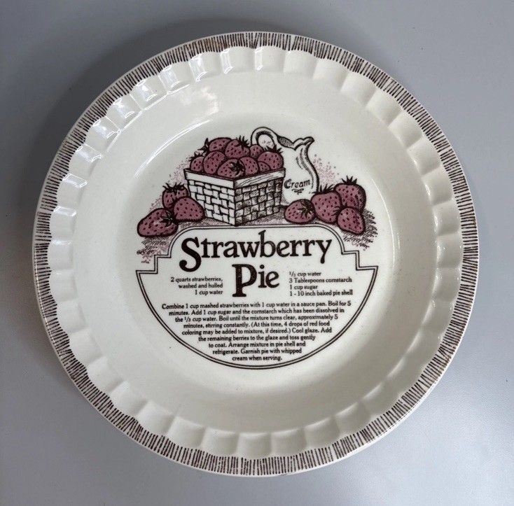 Vintage 1983 Royal China Jeannette Strawberry Pie Dish with Recipe 11”