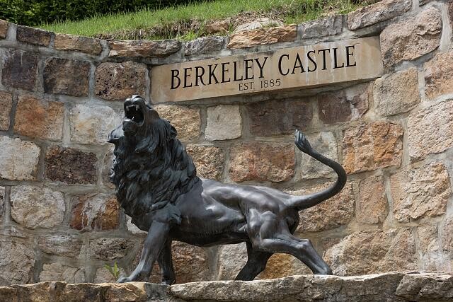 Photo:Berkeley Springs WV Berkeley Castle Lion Gate 1885 2010s Statue