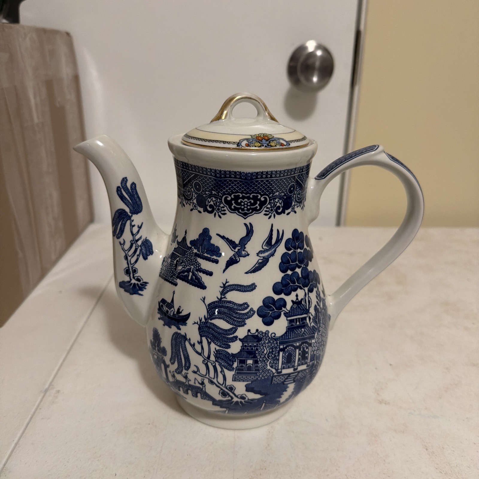 Vintage Chirchill England Blue Willow 9” Tea Pot