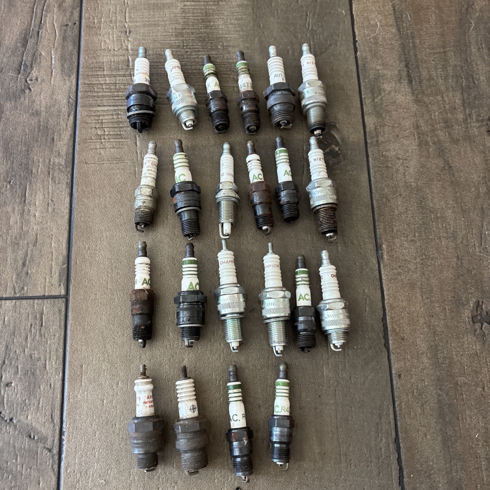 Mixed Lot Vintage Spark Plugs 22 Ford Ac Delco Autolite Champion  Nos & Used