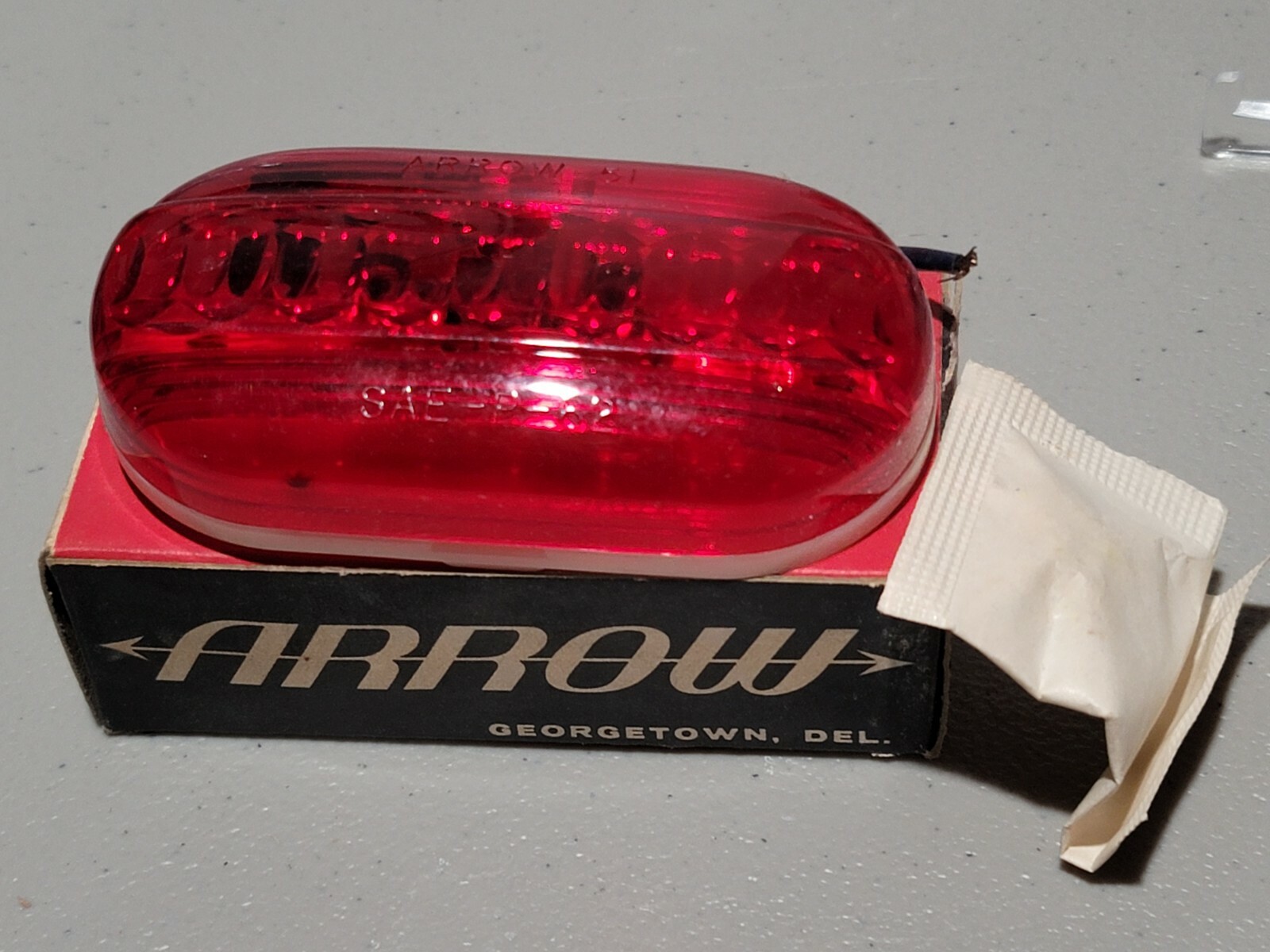 VINTAGE ARROW SAFETY LIGHT PLASTIC RED OVAL LENS 51-R12 ORIGINAL BOX NEW