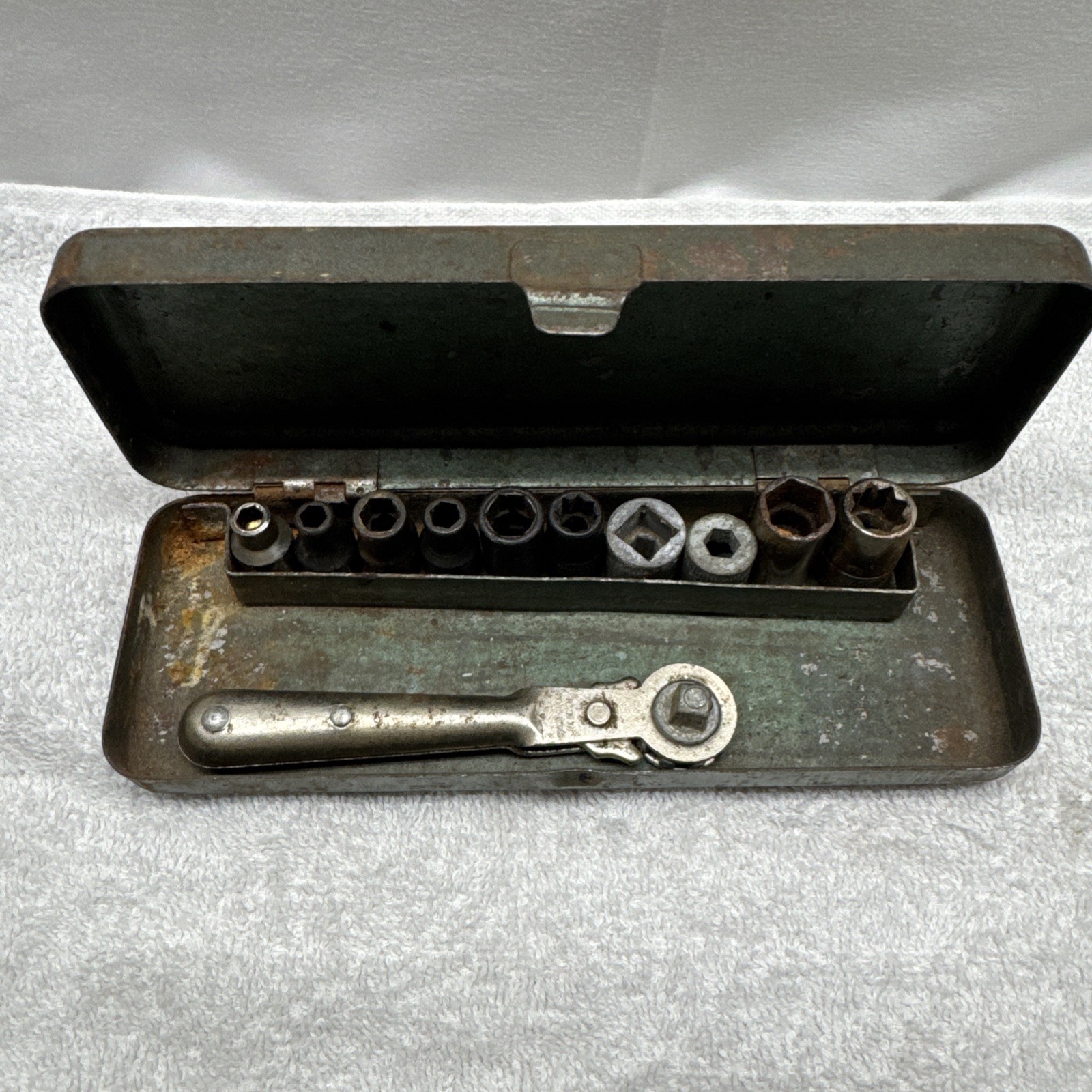 Vintage 1/4” Drive Ratchet & 10 Sockets w Metal Case Star Hexagon *see details