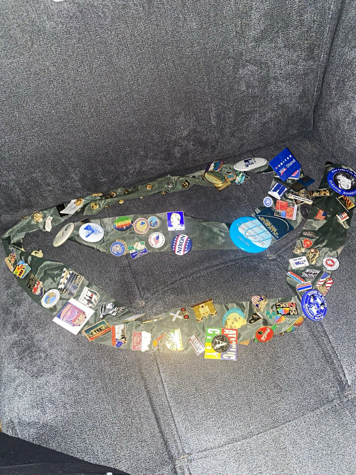 Mixed Lot Vintage Pinback Buttons & Pins Political Travel Pop Culture Novelty