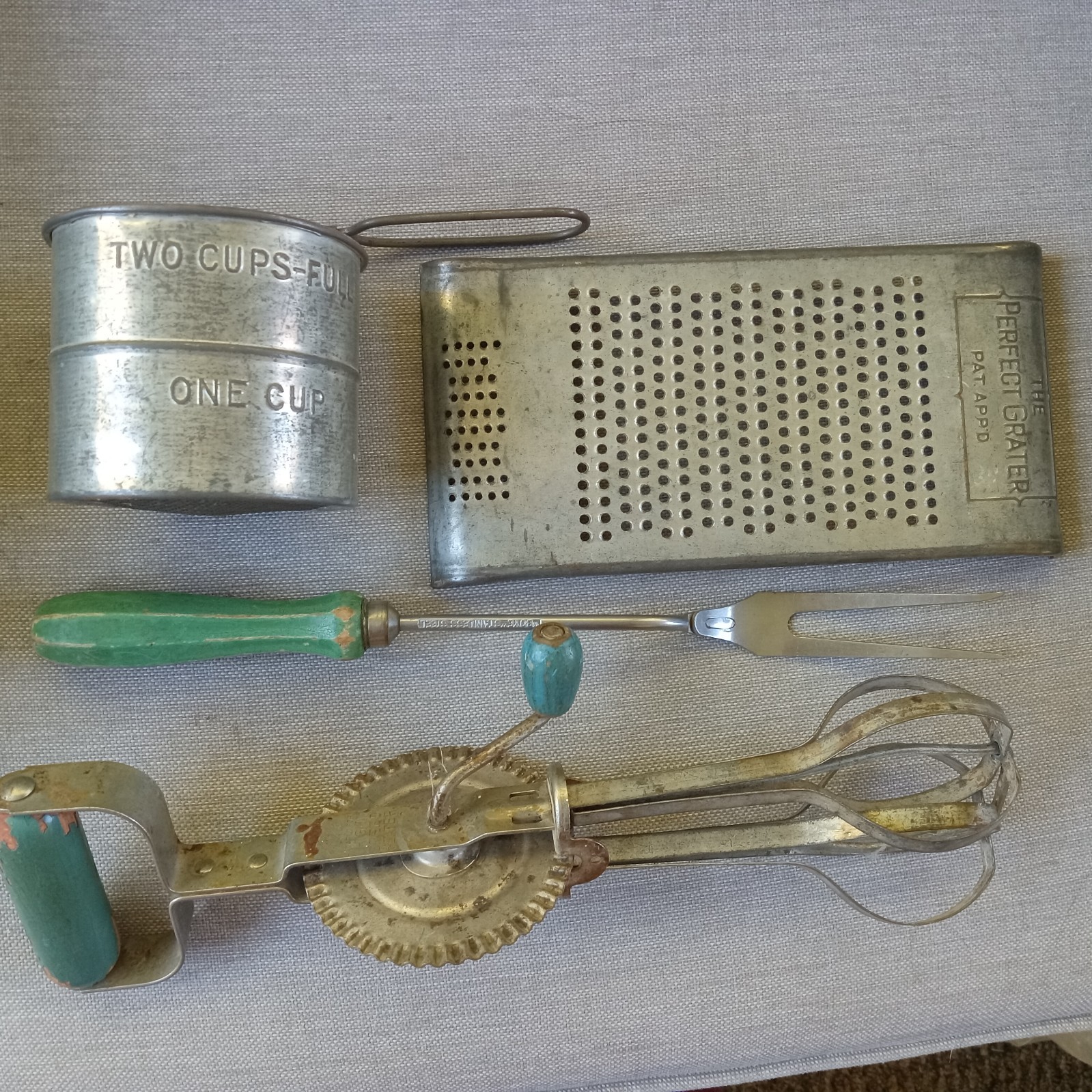 4 VINTAGE KITCHEN TOOLS - 2 GREEN HANDLES - BEATER, MEAT FORK, GRATER, SIFTER