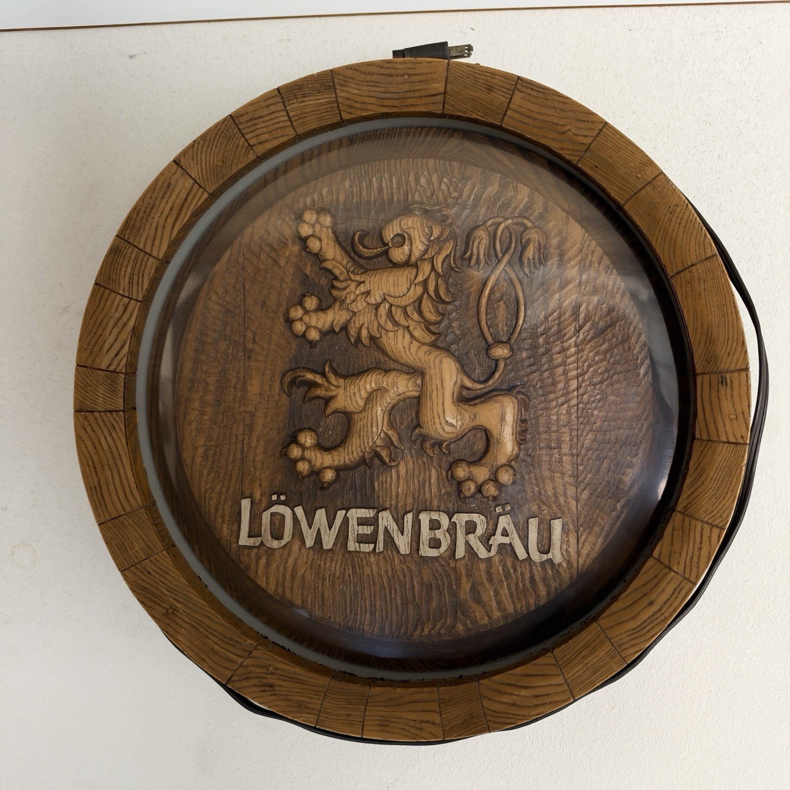 Vintage 1984 Lowenbrau Beer Lighted Barrel Sign Wood Look Bar Shield Lion Crest