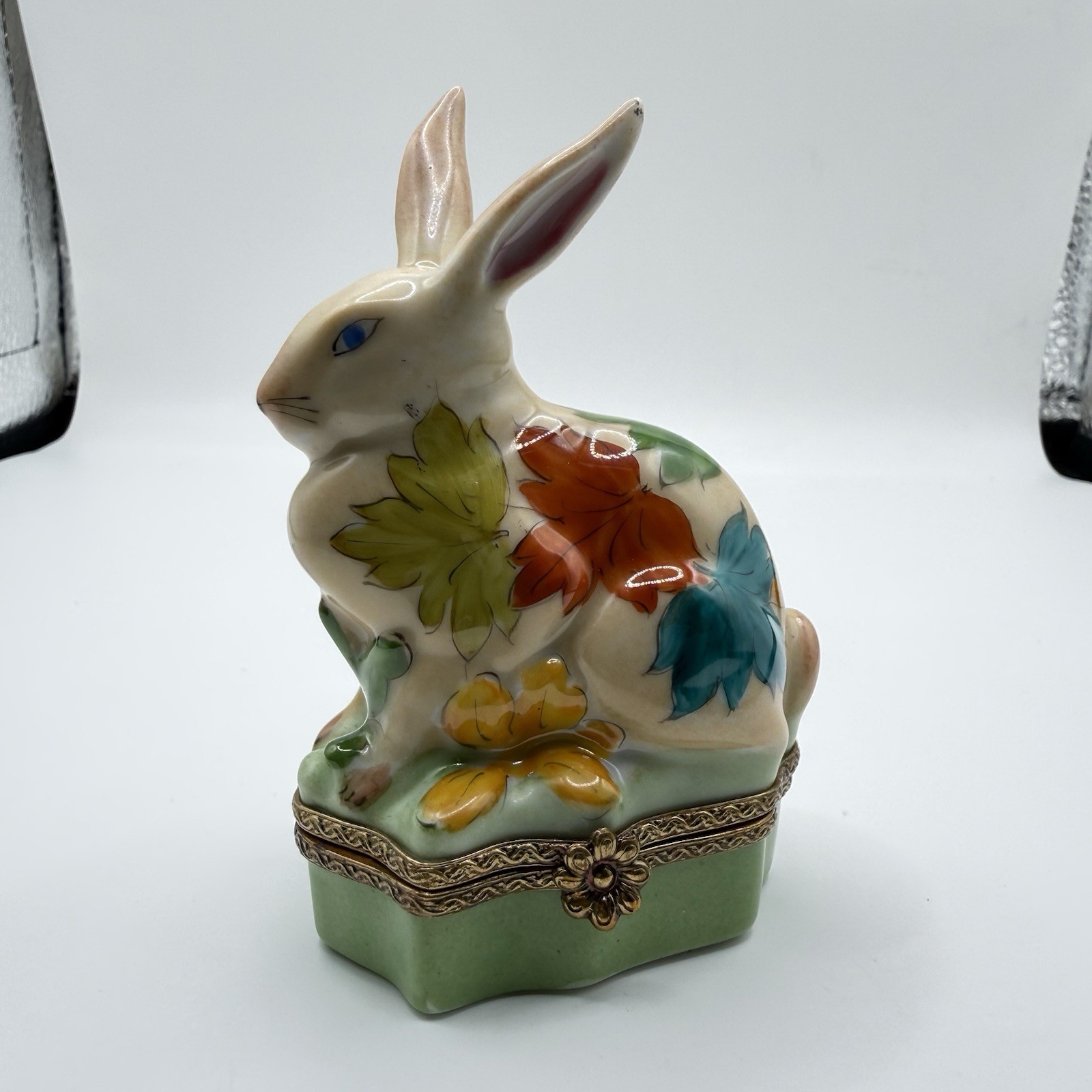 LIMOGES BUNNY FLORAL LEAVES TRINKET BOX CHAMART PEINT MAIN FRANCE VINTAGE VIDEO